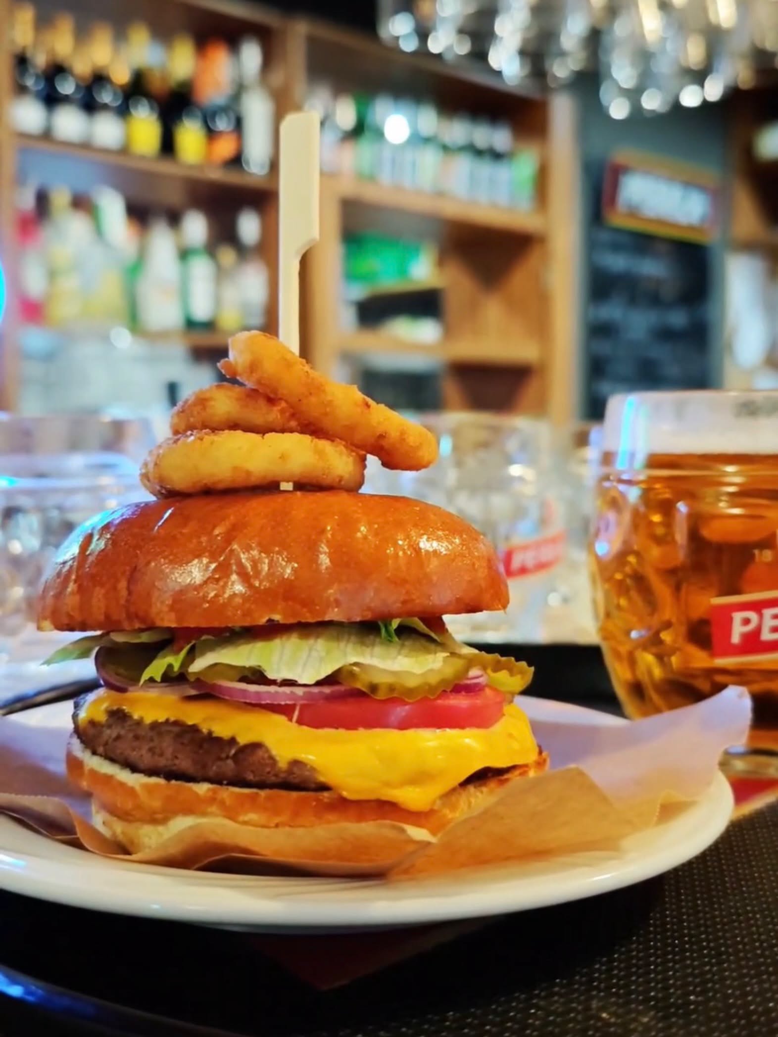 Burger na zdjęciu opublikowanym przez Kinową